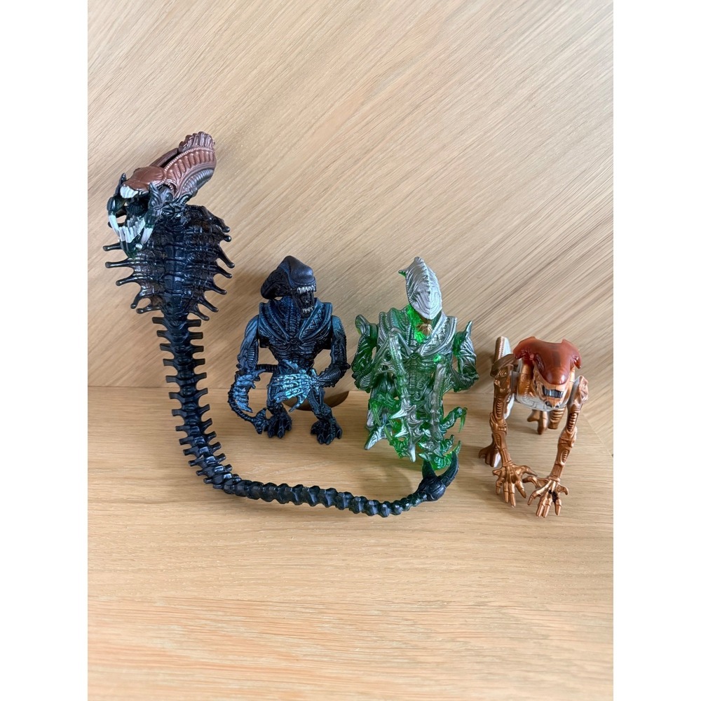 Lot of 4 aliens